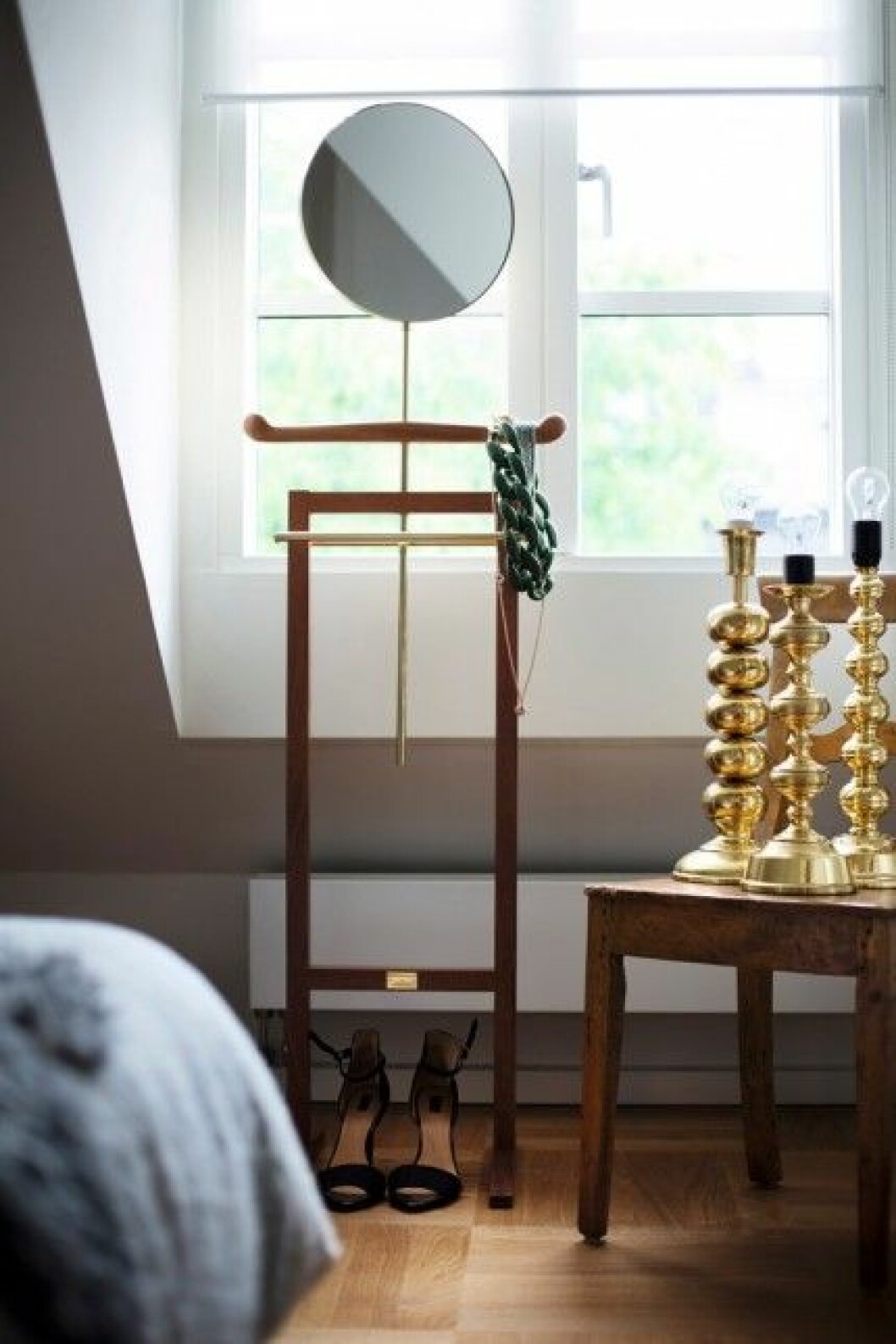 I sovrummet en trappa upp står formgivaren Michael Anastassiades herrbetjänt Bellhop för Svenskt Tenn. Lampfötter i mässing, secondhand. sovrum,-herrbetjänt-med-spegel-bellhop-svenskt-tenn-michael-anastaddiades-lampor-mässing-loppis