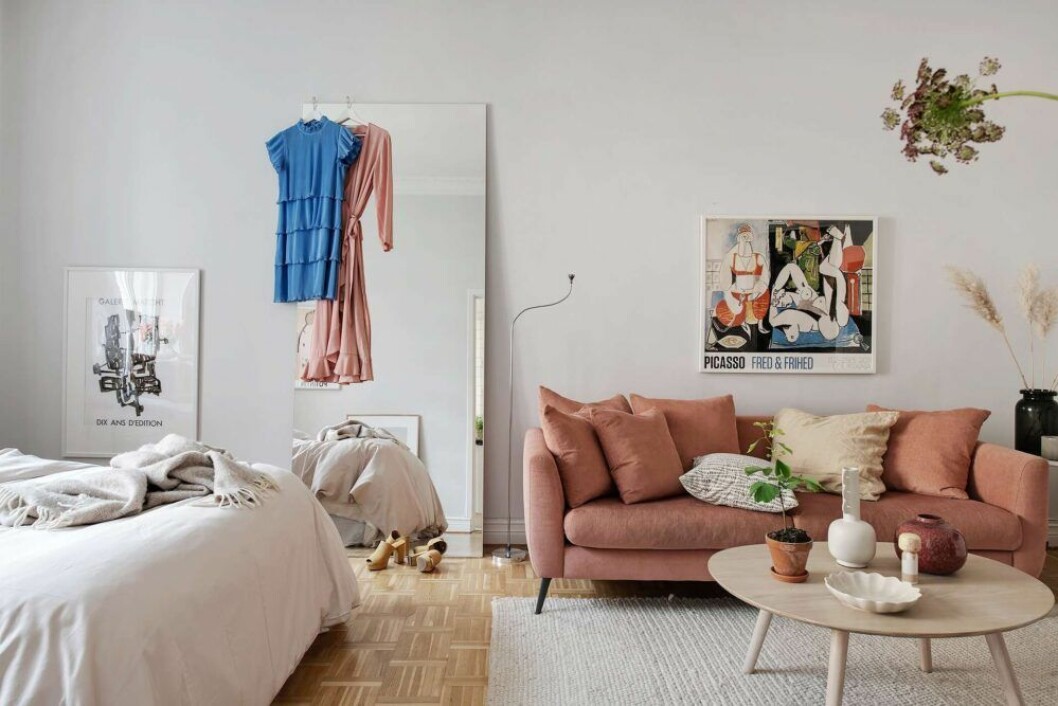 Kläder kan också vara inredning. Styling: <a href="https://www.instagram.com/creamandnavy/?hl=sv" target="_blank" rel="noopener">Linnéa H. Manaberi/Cream and navy</a> Foto: <a href="https://www.instagram.com/fredrikjkarlsson/" target="_blank" rel="noopener">Fredrik J Karlsson</a> för <a href="https://www.alvhem.com/" target="_blank" rel="noopener">Alvhem mäkleri & interiör</a> Kläder kan också vara inredning.