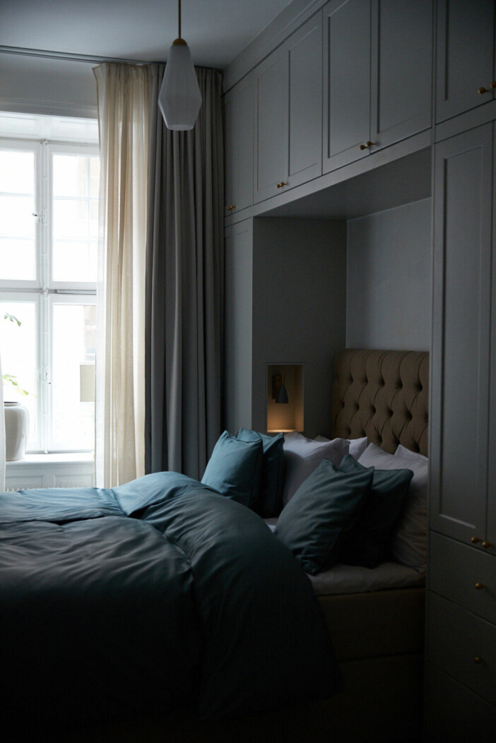 Foto & garderobslösning: Birch & Wood sovrum med elegant garderob byggd runt sängen från Birch and Wood