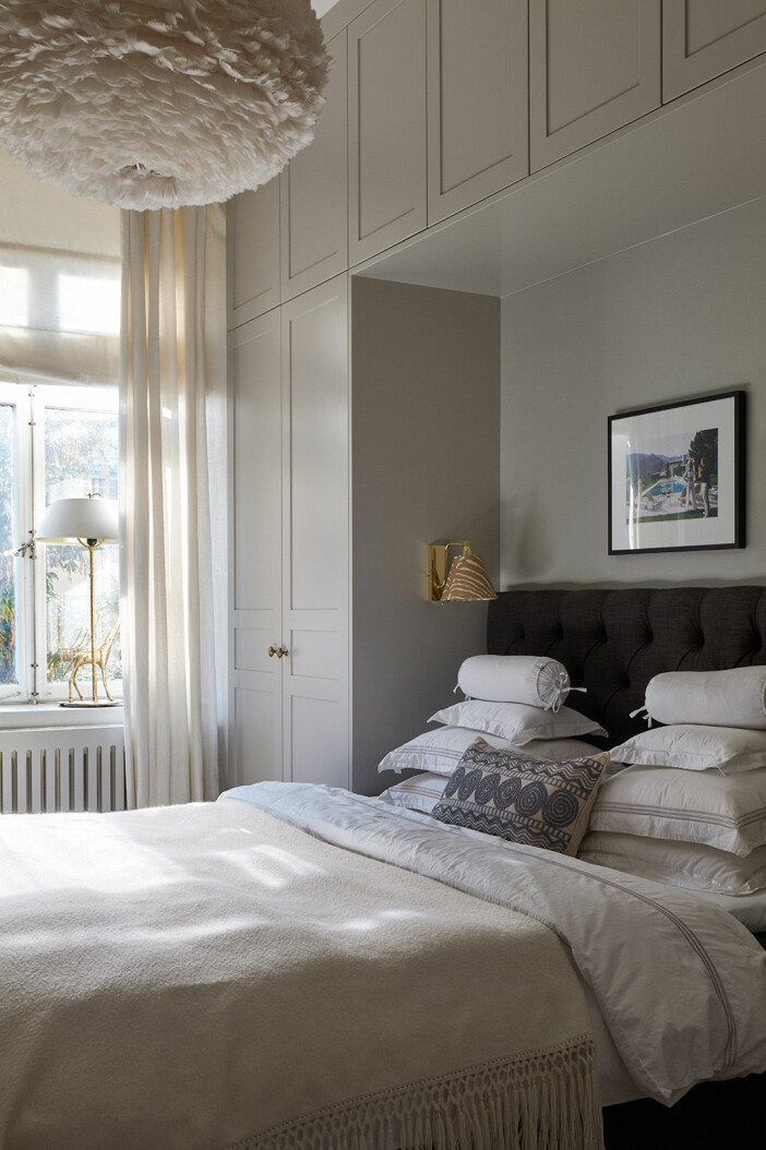 Måttanpassat och noga planerat – så lyckas du med garderoben och förvaringen i hemmet! Foto: New Day Interior sovrum med platsbyggd garderob runt sängen i beige