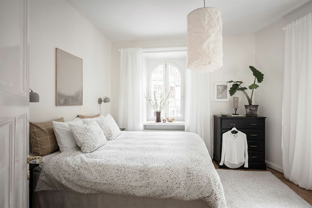 En ljus och luftig oas i sovrummet, med en stilsäker mix av olika material och texturer. Foto: Anders Bergstedt Styling: Greydeco för Alvhem/mäklare: Andreas Lundberg Sovrumsinredning med sommarkänsla och materialmix