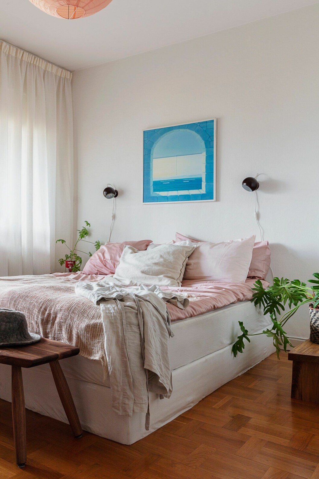 Sovrum i vitt och rosa hemma hos träkonstnären i Stockholm