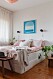 Sovrum i vitt och rosa hemma hos träkonstnären i Stockholm