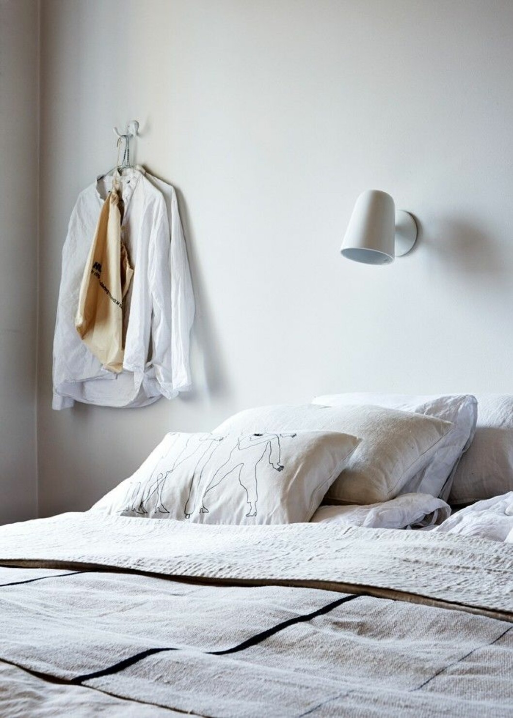 – Jag älskar vårt sovrum, det är nog mitt favoritrum. Jag skulle kunna göra allt i sängen. Det är så rent och skönt, jag både slappnar av och får energi, säger Evelina. Sovrummet är ett favoritrum.