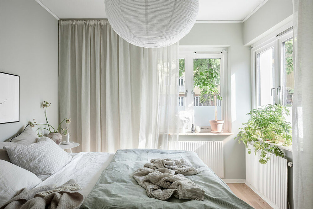 Drömlikt sovrum i ljusgröna toner som matchas med gröna växter. Foto: Anders Bergstedt Styling: Linnéa H. Manaberi/Cream and navy för <a href="https://www.instagram.com/alvhem/?hl=sv" target="_blank" rel="noopener">Alvhem</a>/mäklare: Ann Stenmark sovrum med somrig inredning