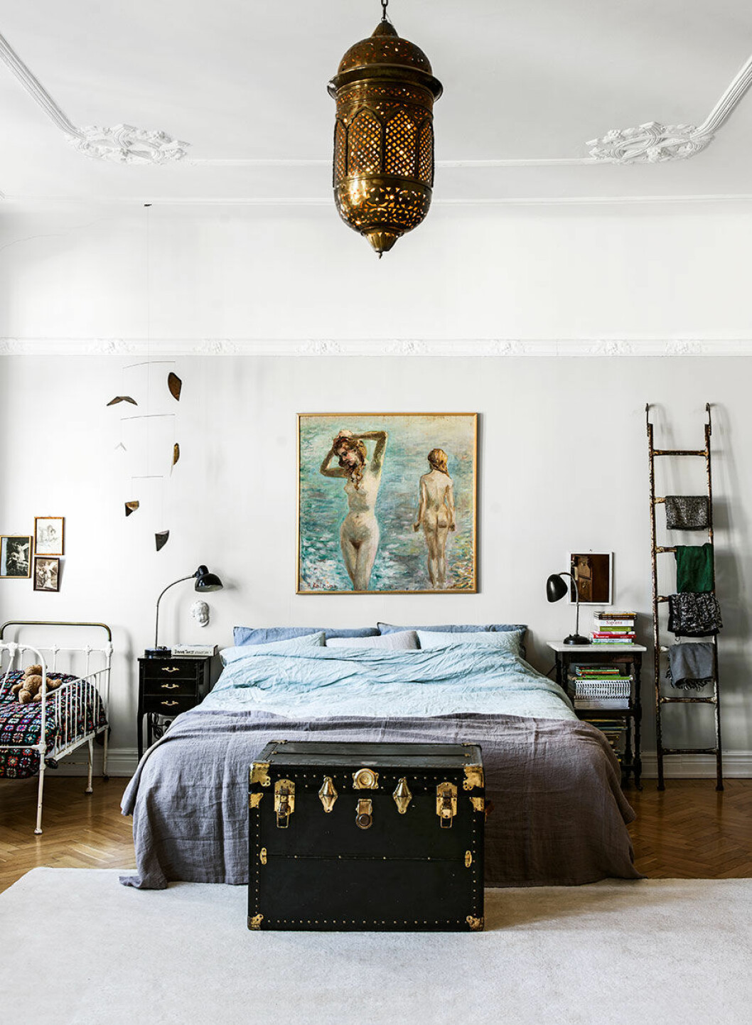 Styling: Alexandra Edholm Foto: Andrea Papini Syns i: <a href="https://www.elle.se/decoration/personlig-mix-och-utvald-design-i-vackra-femrummaren/">Sekelskiftesdröm med utvald design </a> Sovrum i industriromantisk stil