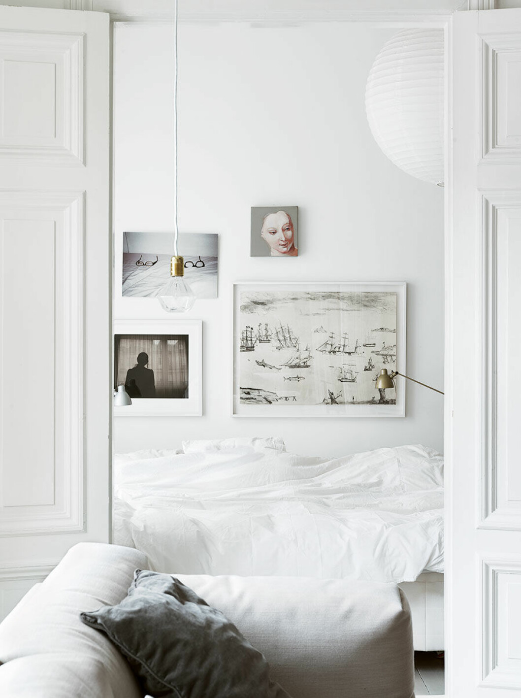 Foto: <a href="http://www.petrabindel.com/">Petra Bindel</a> Bild från reportaget<a href="https://www.elle.se/decoration/ett-av-tidernas-mest-inspirerande-hemma-hos-reportage/"> ”Stylistens hem med det helt perfekta köket”</a> Innanför vardagsrummet gömmer sig Emmas och Bengts lilla sovrum. I förgrunden hänger glödlampan Diamond Light med en mässingssockel från Norrmalms El och textilsladd från Byggfabriken, längre in syns läs- och rislampa från Ikea.