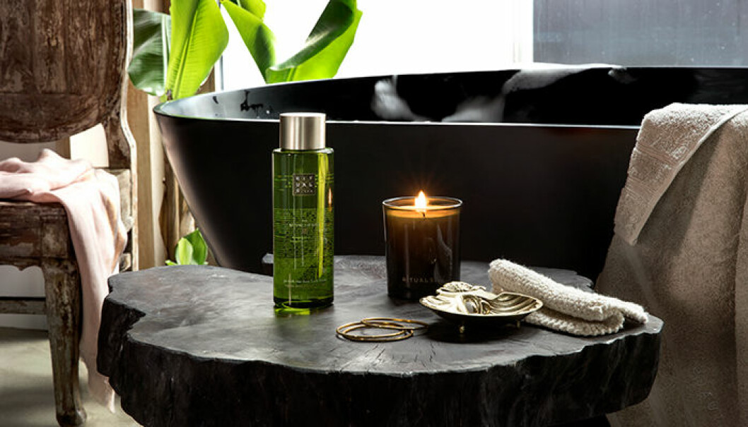 Få optimal avkoppling i detta lyxiga skumbad från Rituals som kombinerar den mjuka doften av Vit Lotus med vårdande kvaliteter av Yi Yi Ren. <a href="https://www.rituals.com/sv-se/the-ritual-of-dao-bath-foam-4537.html#start=1" target="_blank" rel="noopener">Dao badskum</a>, 150 kr.