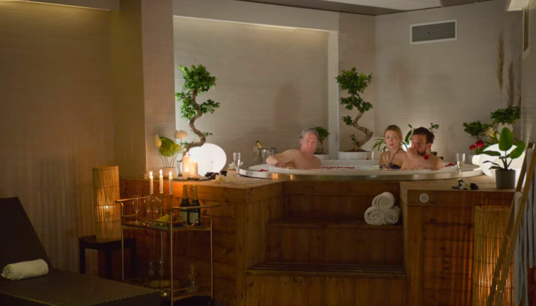 Spa-scenen i Kärlek och Anarki, från Scandic Anglais.