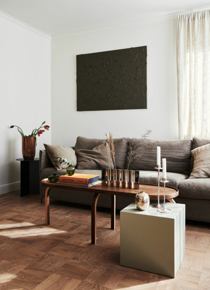 Många har börjat skapa sina egna DIY-tavlor. Den här monokroma spackeltavlan är ett snyggt DIY-projekt av Chili Bendt. Foto: Jonas Ingerstedt Styling: Agnès Rosa Beckman | Syns i: <a target="_blank" href="https://www.elle.se/hemma-hos/chili-och-gustav-bendts-retrohem-i-tallkrogen/4910706">Chili och Gustav Bendts retrohem i Tallkrogen</a> spackeltavlan är en trendig detalj