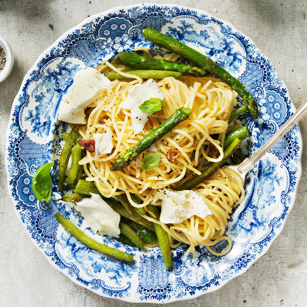 Spagetti med sparris och mozzarella. Spagetti med sparris och mozzarella.