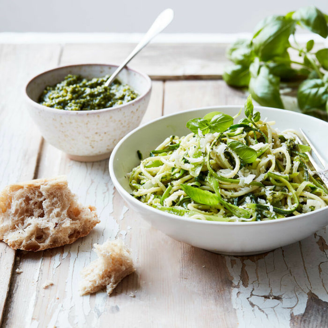 Spagetti med zucchini, salladslök och pesto. Spagetti med zucchini, salladslök och pesto.