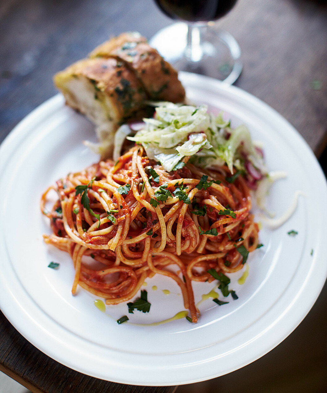Spaghetti alla puttanesca med tonfisk. Spaghetti alla puttanesca med tonfisk.