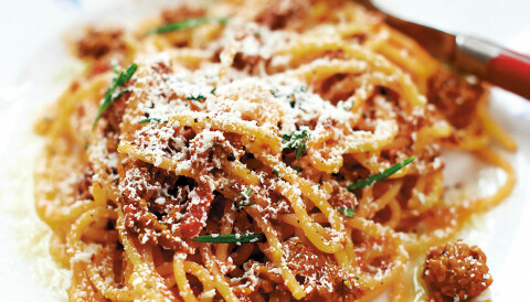 Spaghetti med lammbolognese och riven getost | ELLE