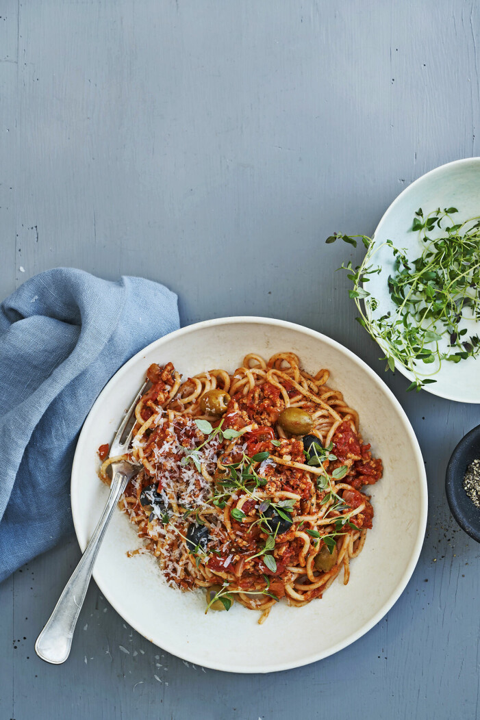 Bjud på en spaghetti med kyckling, tomat, oliver och timjan