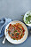 Bjud på en spaghetti med kyckling, tomat, oliver och timjan