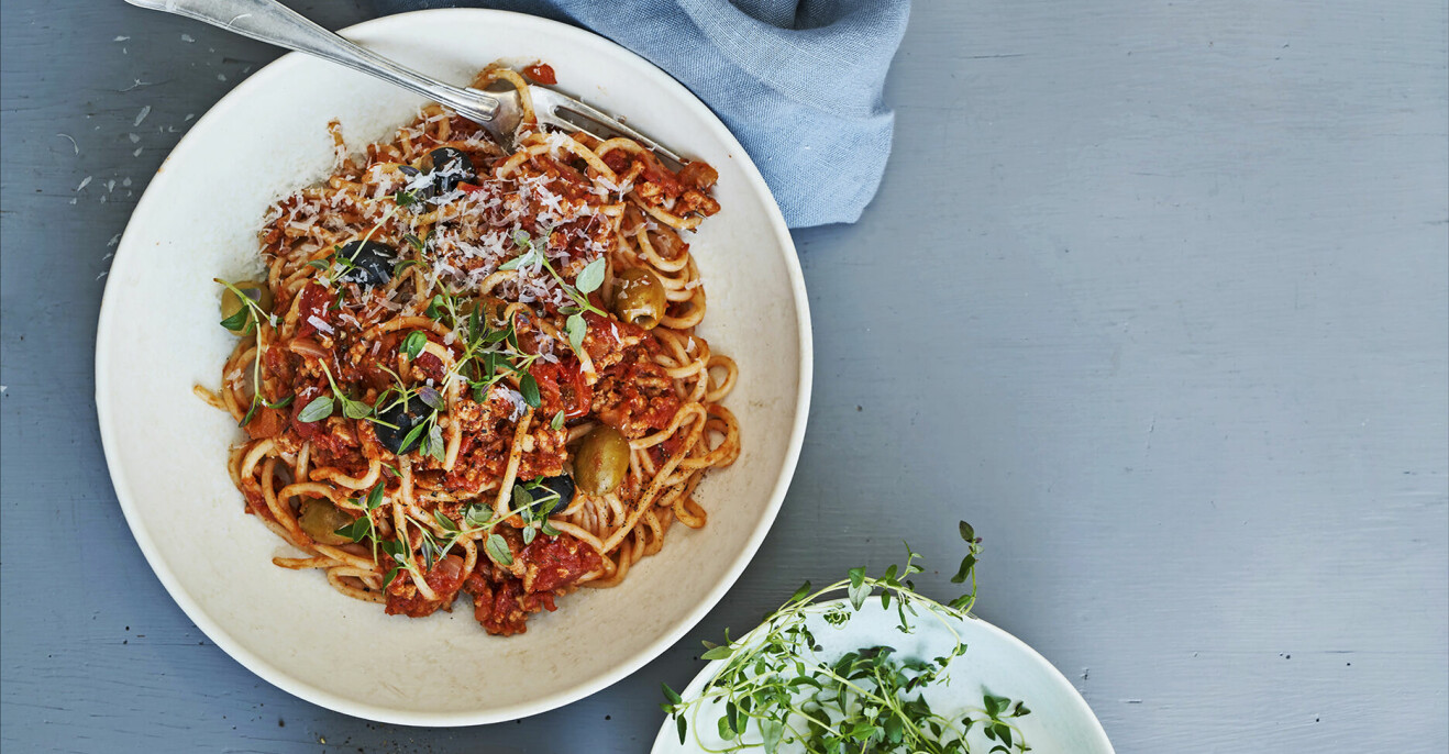 Recept på spaghetti med kyckling, tomat, oliver och timjan