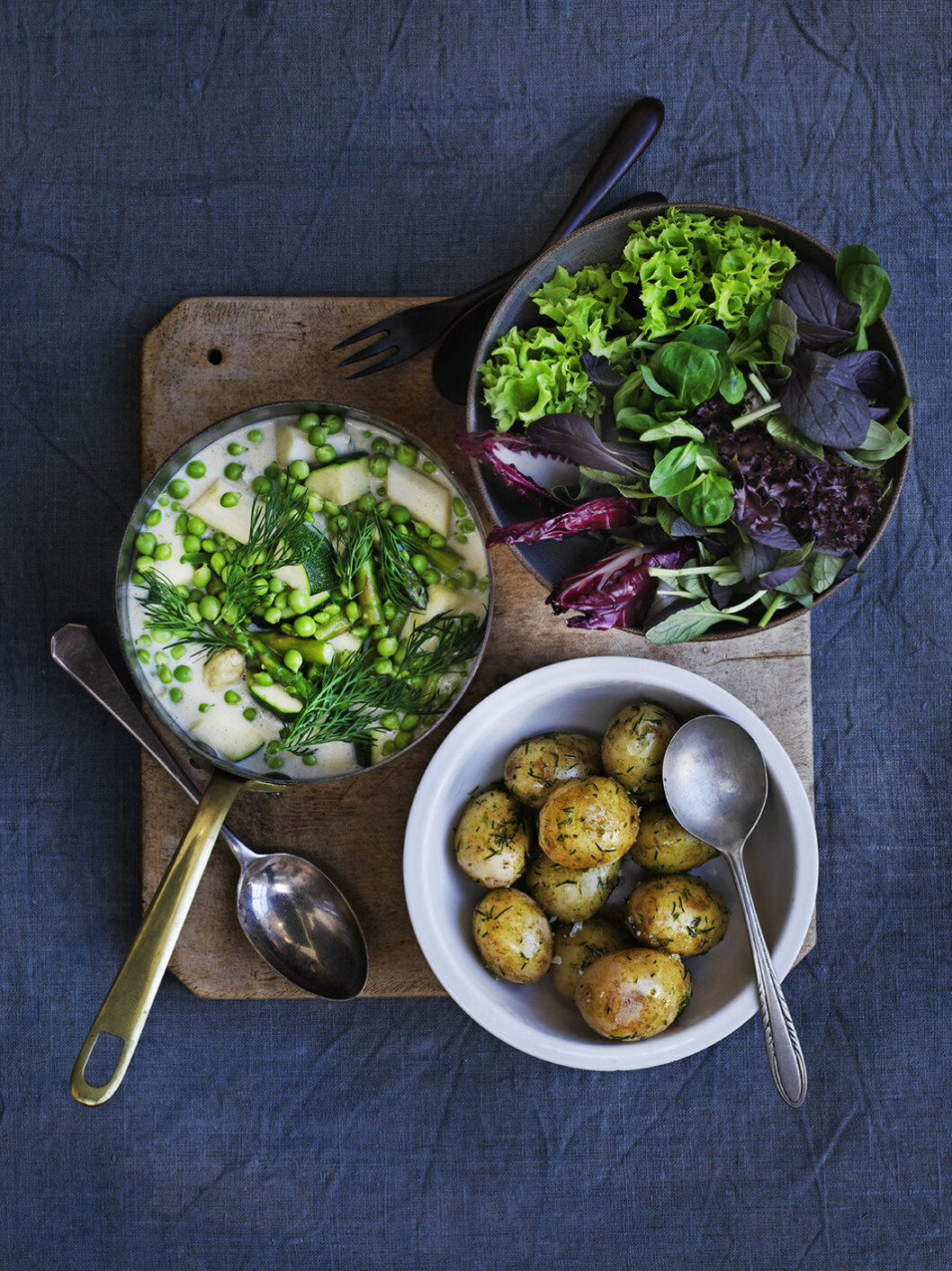 Krämig sparrisfrikassé med dillpotatis. recept sparrisfrikassé
