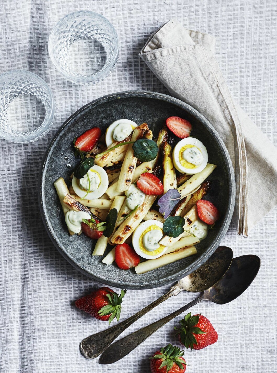 Sparrissallad med jordgubbar och krämiga ägg. Recept sparrissallad jordgubbar