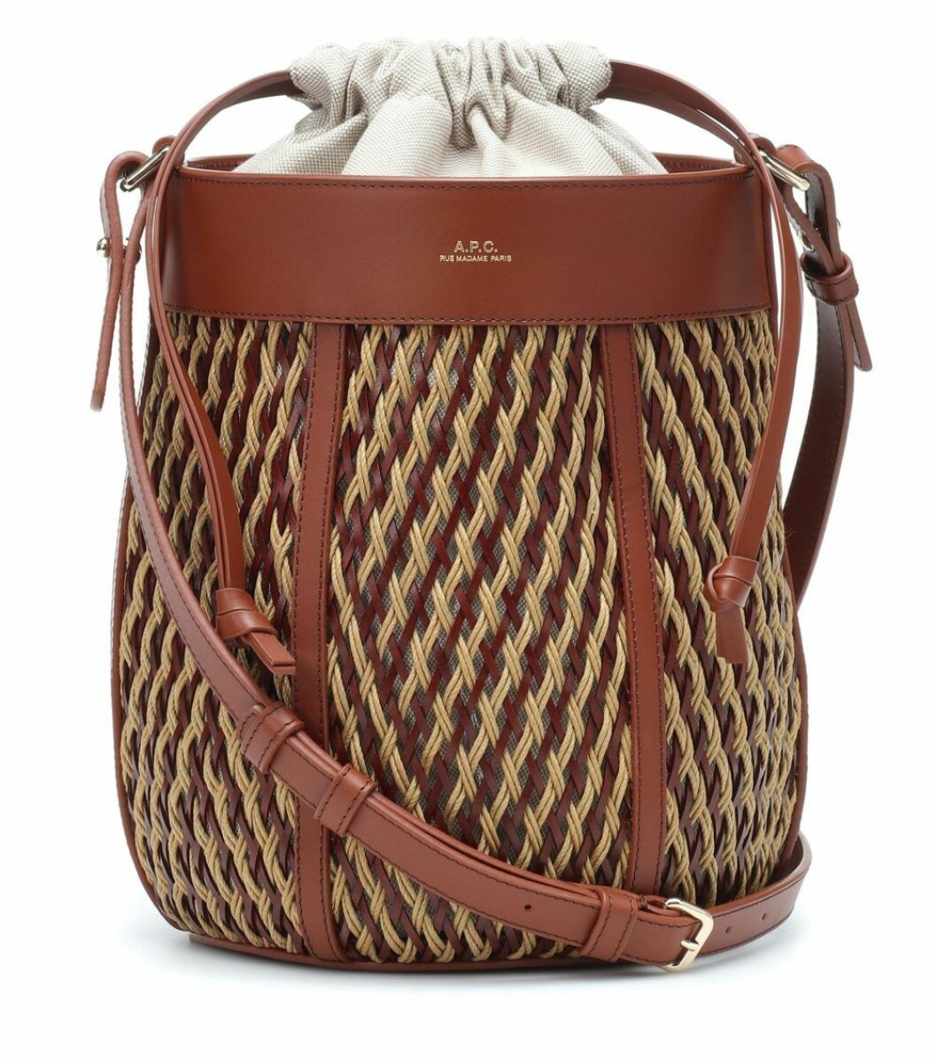 Väska i bucketbag modell och flätat uttryck från A.P.C.