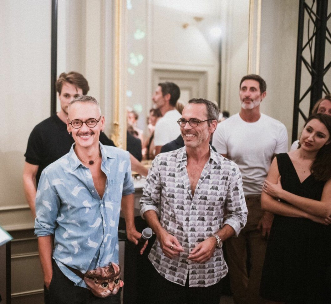 Glada designers! Viktor Horst till vänster och Rolf Snoeren i sina favoritglasögon från samarbetet på det stora lanserings-event i Amsterdam den 27 augusti 2019. Viktor & Rolf med Specsavers
