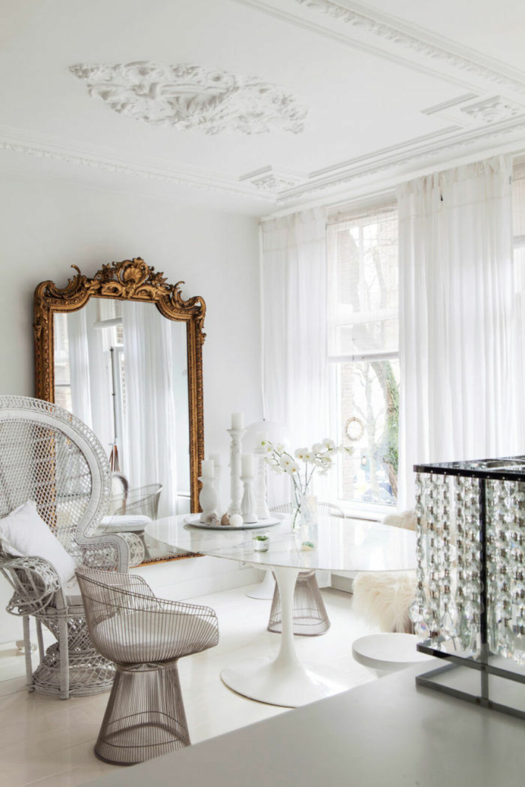 Bild från ”<a href="https://www.elle.se/decoration/antikviteter-och-moderna-inslag-och-ett-magiskt-sovrum/" target="_blank" rel="noopener">Harmoniskt i krispigt vitt – och ett drömmigt sovrum</a>”, Styling: Bastienne Van Bockel, foto: Tessa Jol/Taverne Agency Stor spegel med guldram