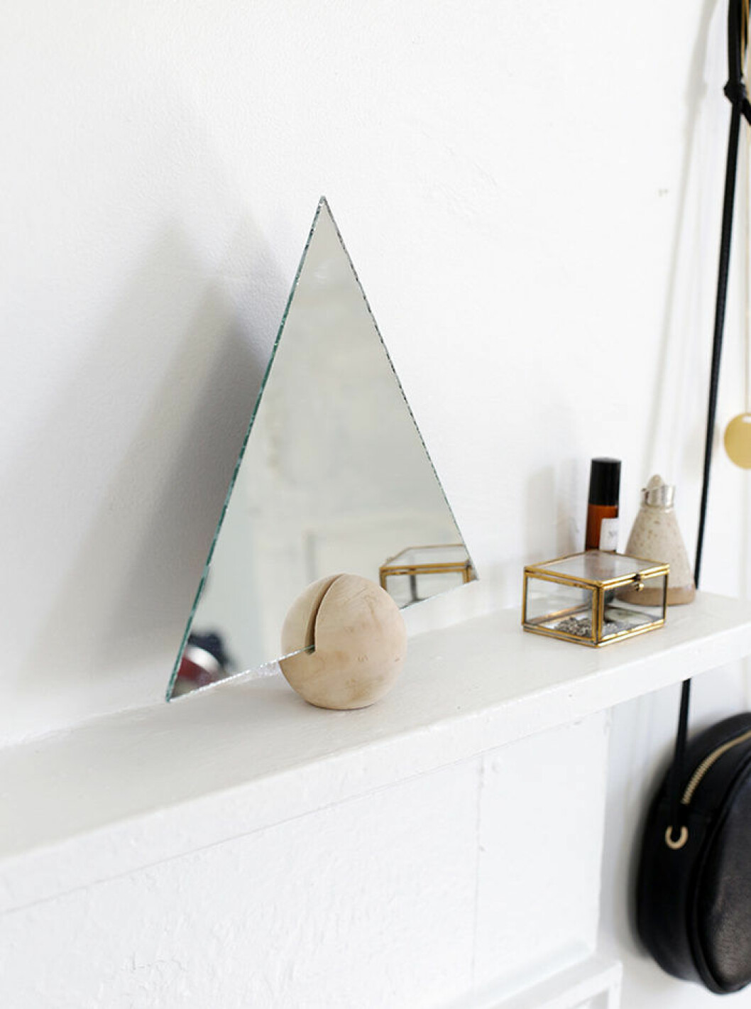 Foto: <a href="http://themerrythought.com/diy/diy-triangle-mirror/?m" target="_blank" rel="noopener">The Merry Thought </a> Triangelformad spegel