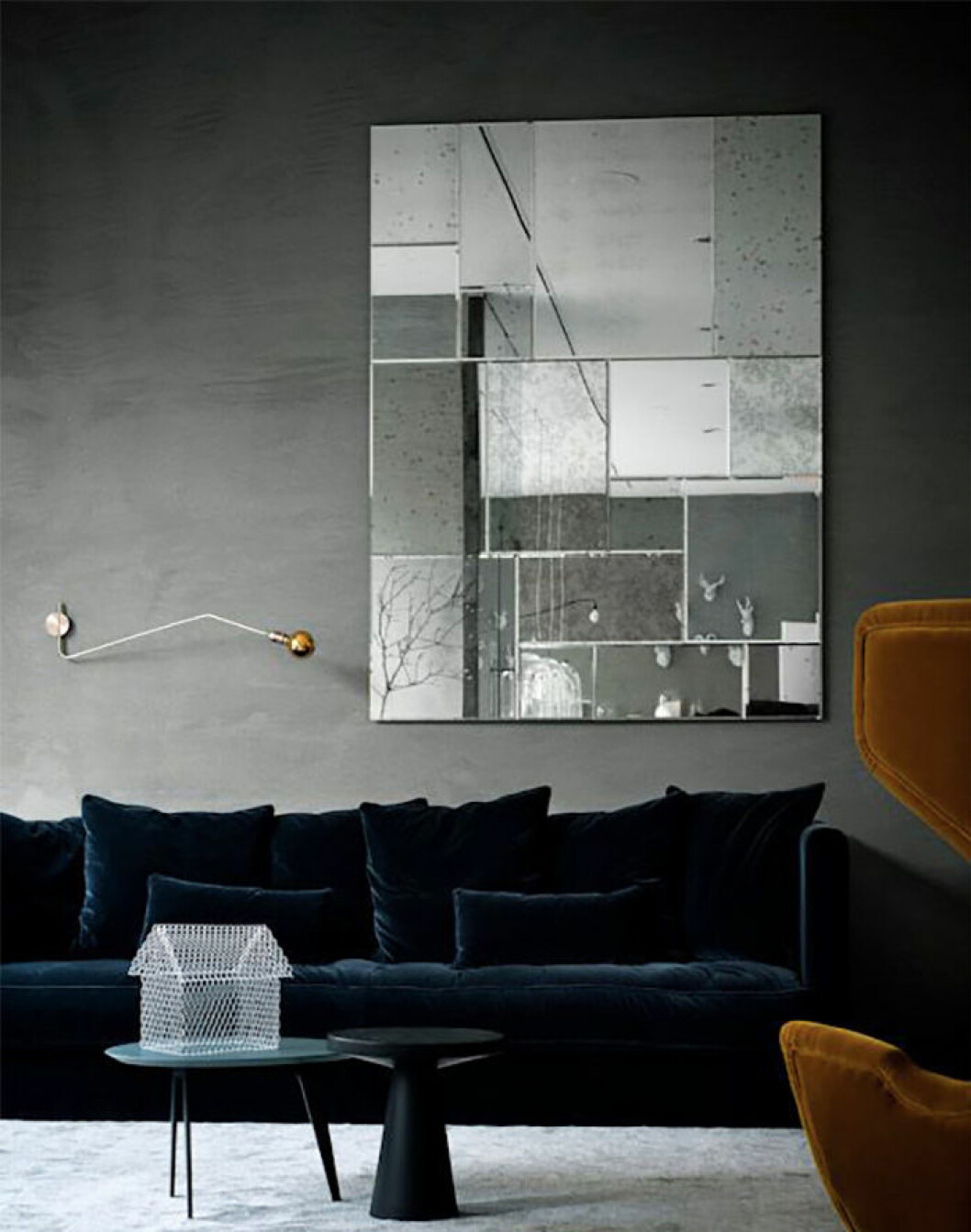 Foto: <a href="http://wohnenmitklassikern.com/klassich-wohnen/top-10-sofas-fur-ein-modernes-wohnzimmer/" target="_blank" rel="noopener">Wohnen</a> Marinblå sammetssoffa