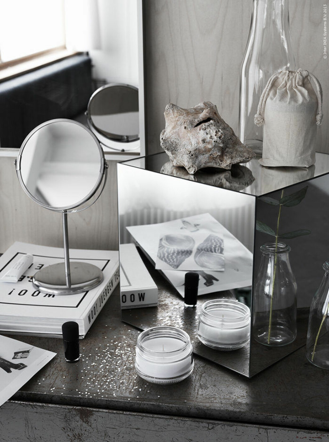 Foto: Ragnar Ómarsson för <a href="http://livethemma.ikea.se/trend-speglar/" target="_blank" rel="noopener">Ikea Livet Hemma</a> Styling: Hanna Meijer Stående rund sminkspegel
