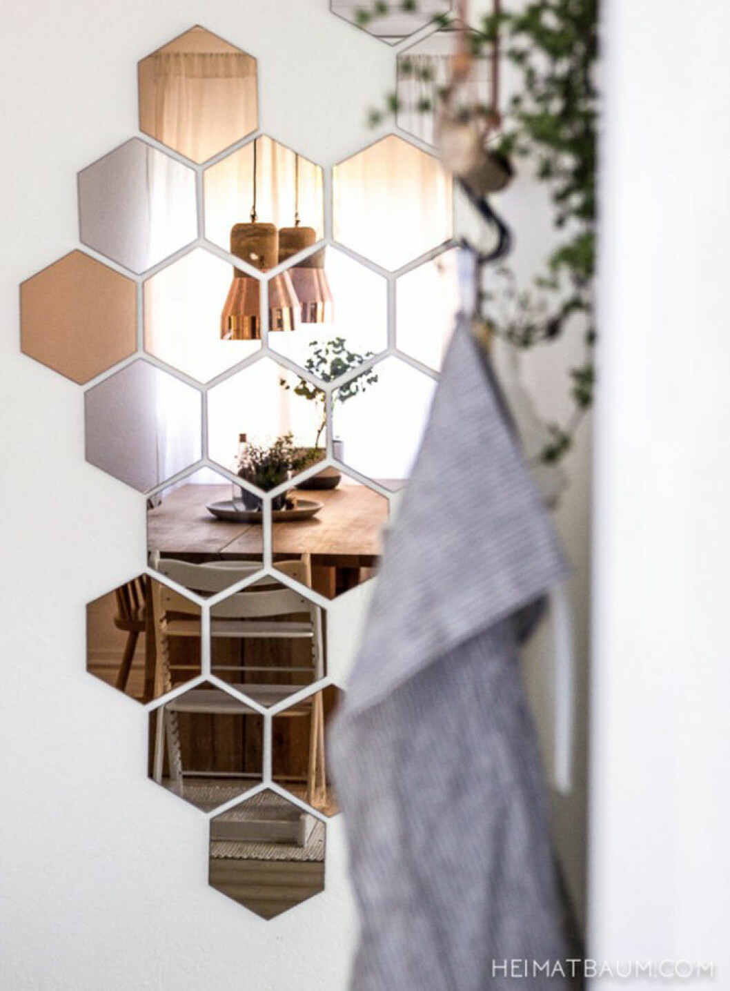 Foto via<a href="http://www.heimatbaum.com/die-schwarze-pest-in-der-kueche/" target="_blank" rel="noopener"> Heimatbaum</a> Spegelvägg i hexagonform