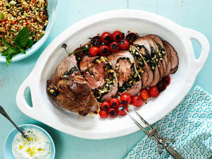 Recept på spenatfylld lammstek med myntayoghurt och balsamicotomater