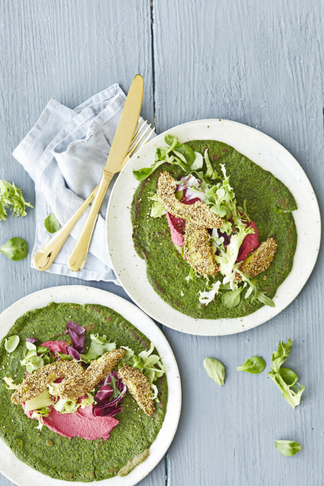 Spenatpannkakor med panerad avokado. Spenatpannkakor med panerad avokado