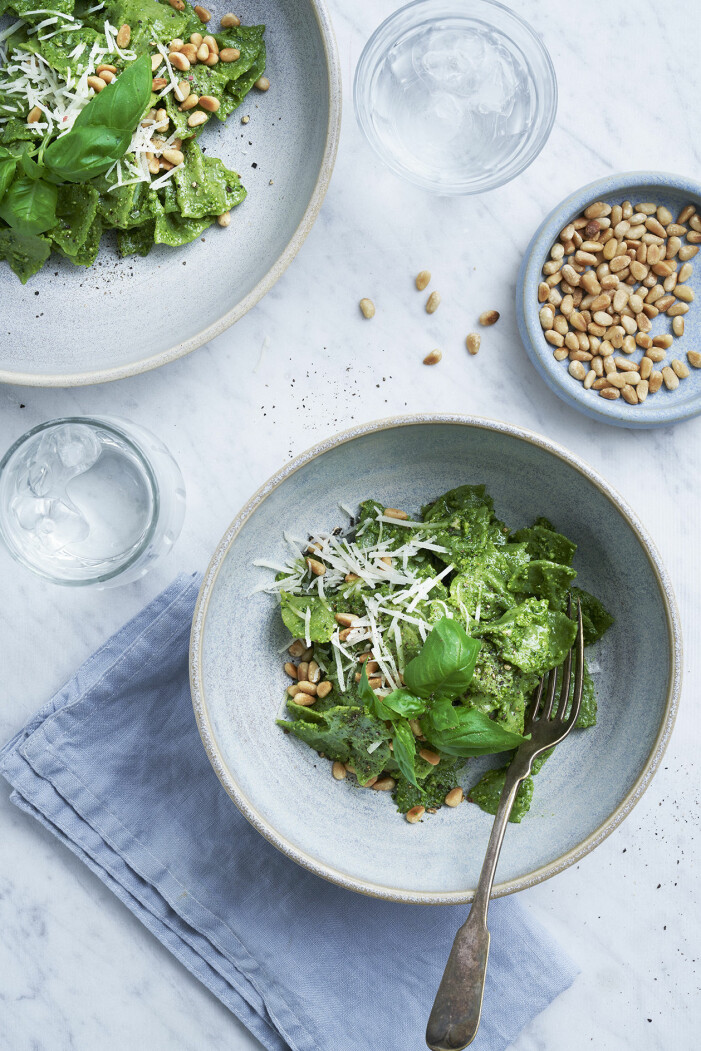 Så gör du spenatpasta med persiljepesto