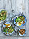 Gröna, sköna spenatvåfflor med avokado, ägg och rostade kikärter