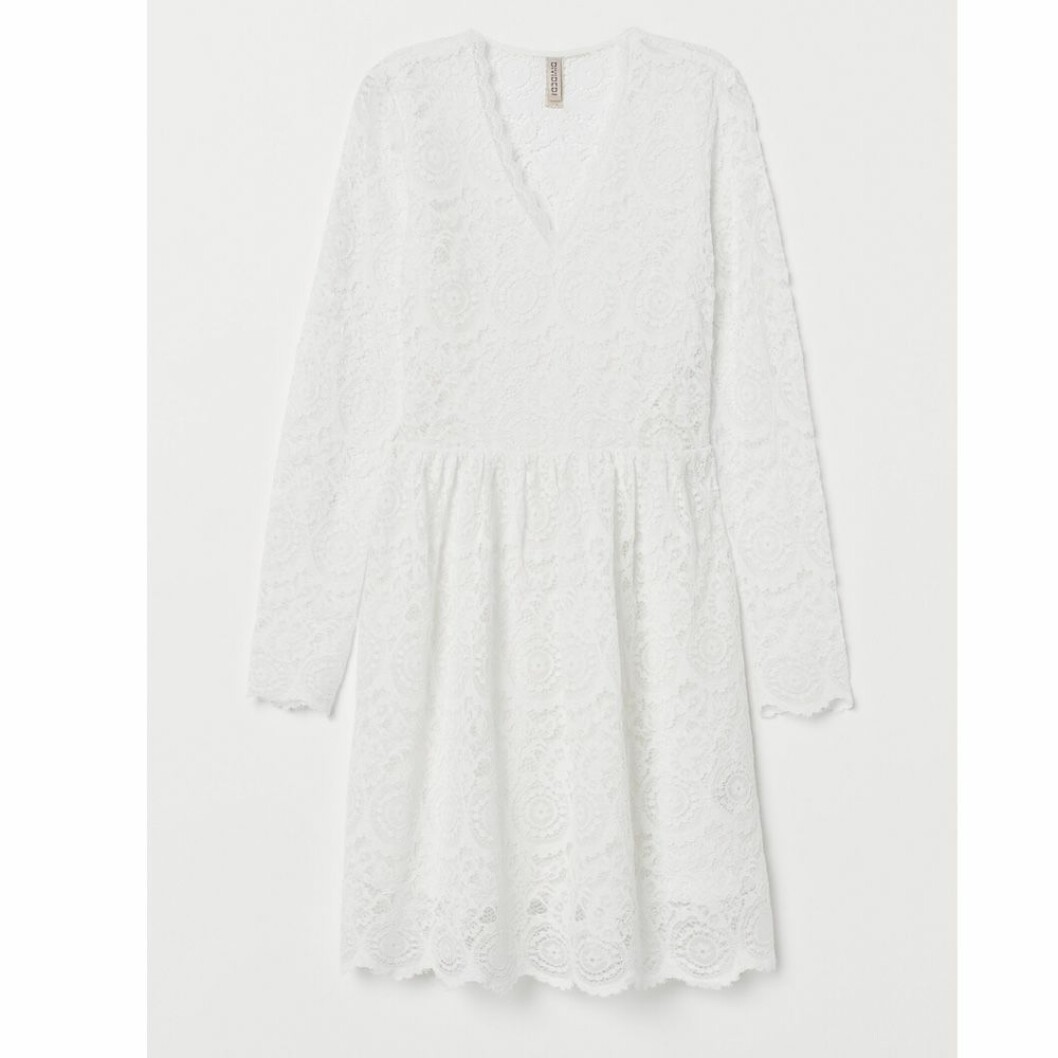 Studentklänning från H&M, <a href="https://apprl.com/al/4hFc/" target="_blank" rel="noopener">399 kronor</a>. Vit spetsklänning