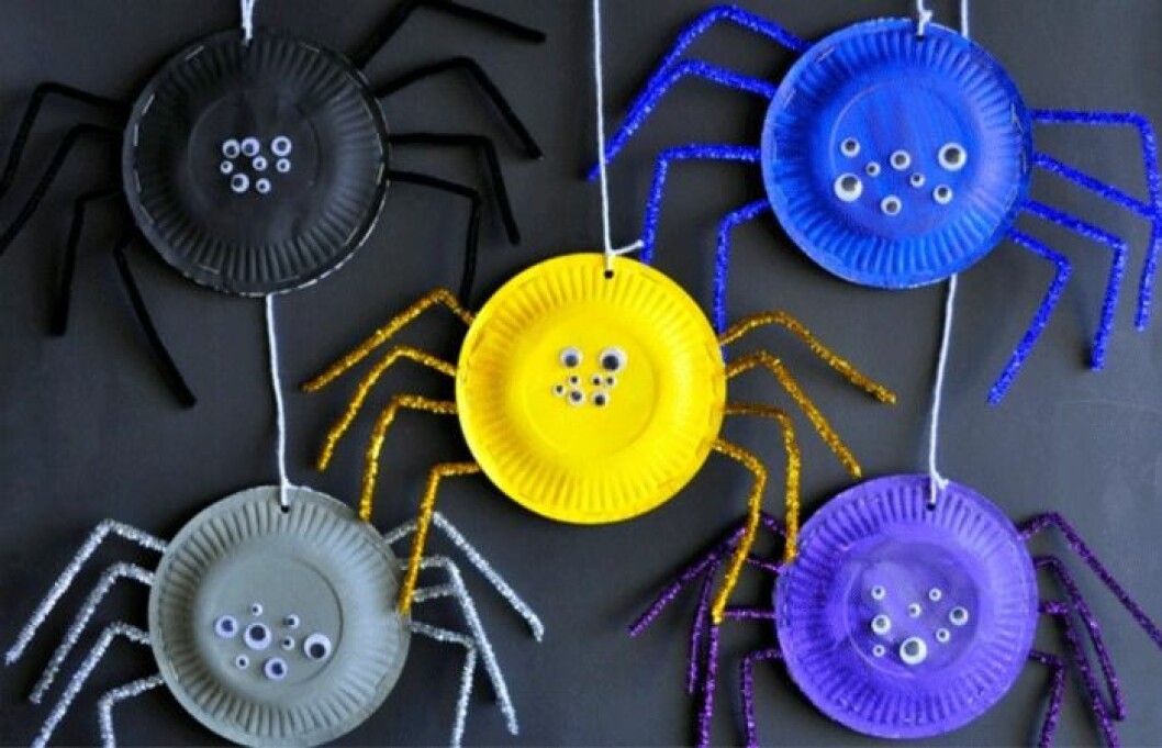 Rysliga spindlar. Via <a href="https://sweetrosestudio.com/wp-content/uploads/2015/09/Halloween-Kids-Crafts-7.jpg">sweetrosestuido.com</a> Rysliga spindlar.
