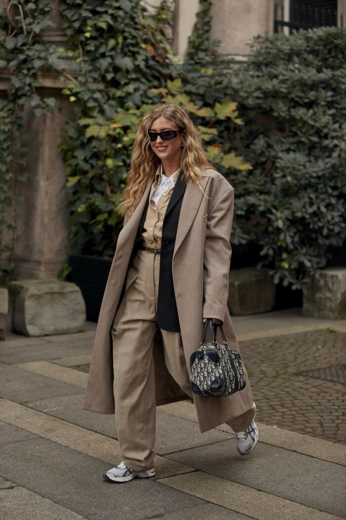 Sportig streetstyle-look. Sportig streetstyle-look med trenchcoat och sneakers.