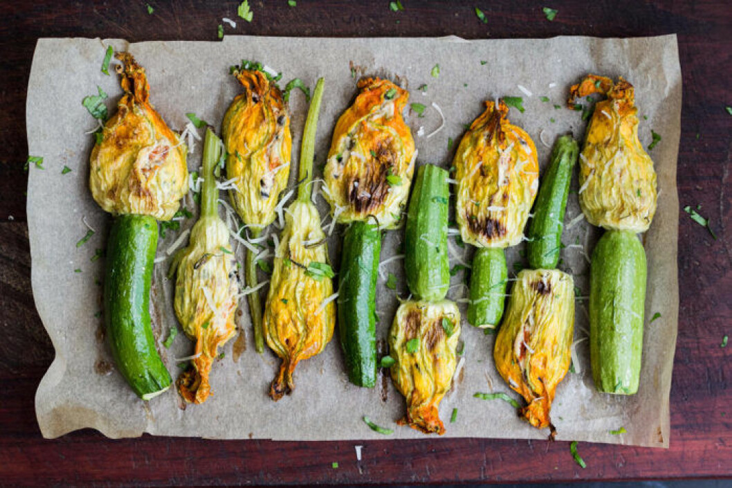 Squash-blommor fyllda med cream cheese. 