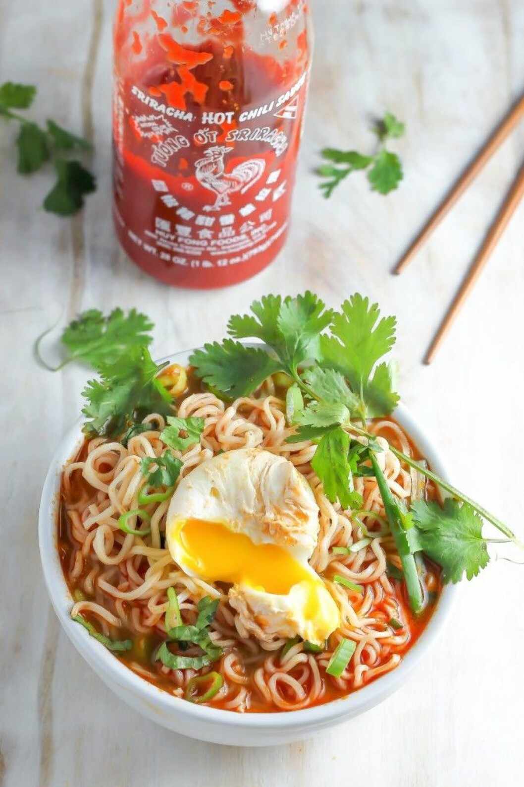 Sriracha ramen. Bild och recept: <a href="http://bakerbynature.com/20-minute-spicy-sriracha-ramen-noodle-soup/" target="_blank" rel="noopener">bakerbynature.com</a> Sriracha ramen.