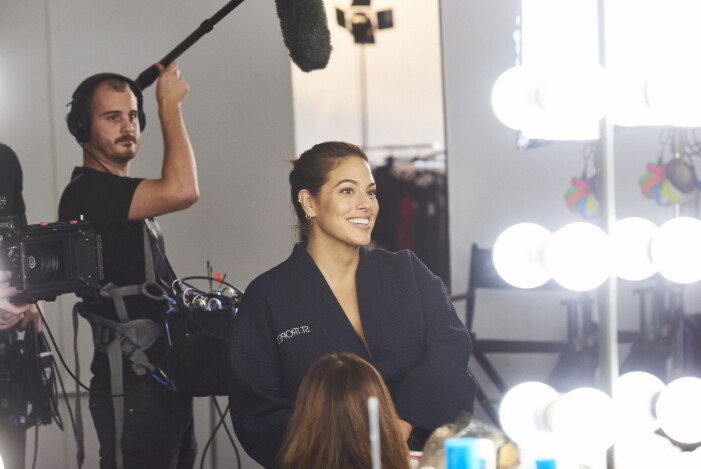 Ashley backstage på plåtning för St. Tropez. Ashley Graham brun utan sol.