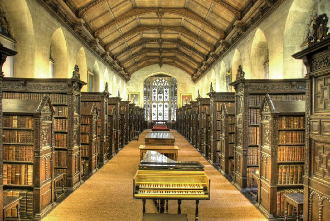 Bild via: <a href="https://en.wikipedia.org/wiki/St_John%27s_College,_Cambridge#/media/File:St_John%27s_College_Old_Library_interior.jpg" target="_blank" rel="noopener">en.wikipedia.org</a> St_John's_College_Old_Library_interior