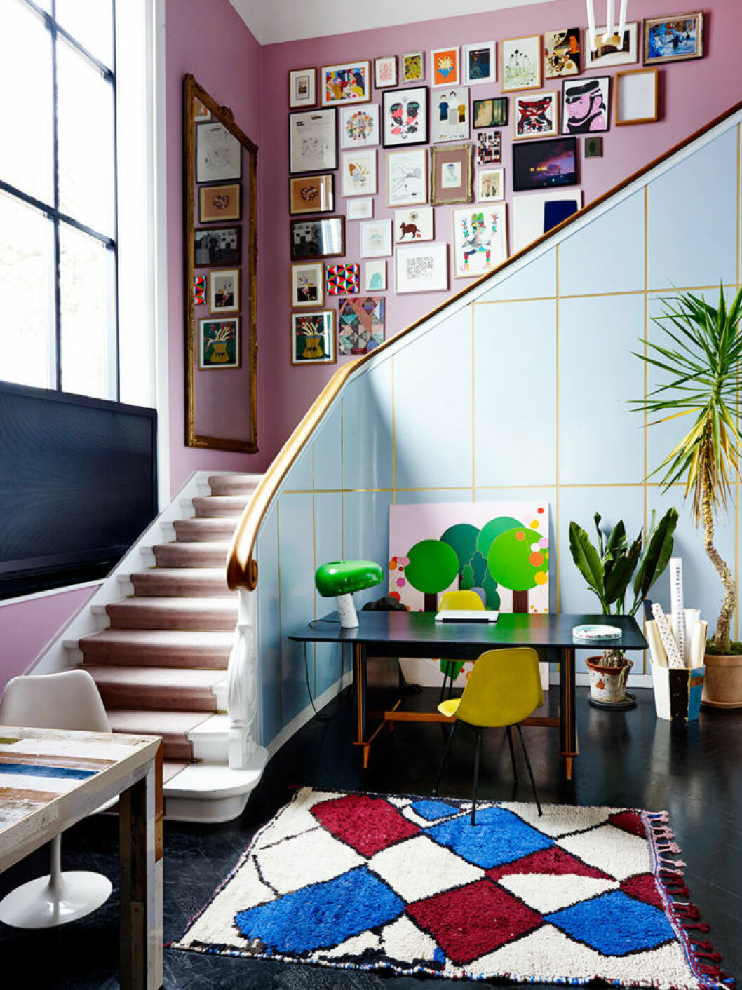 Styling: Helle Walsted Text: Maja Hahne Regild Foto: Wichmann + Bendtsen Photography Syns i: <a href="https://www.elle.se/decoration/fargexplosion-unika-mobler-och-ett-helt-magiskt-kok/">Färgfyrverkeri och ett fantastiskt kök</a>. Använd ett tema för tavelväggen.