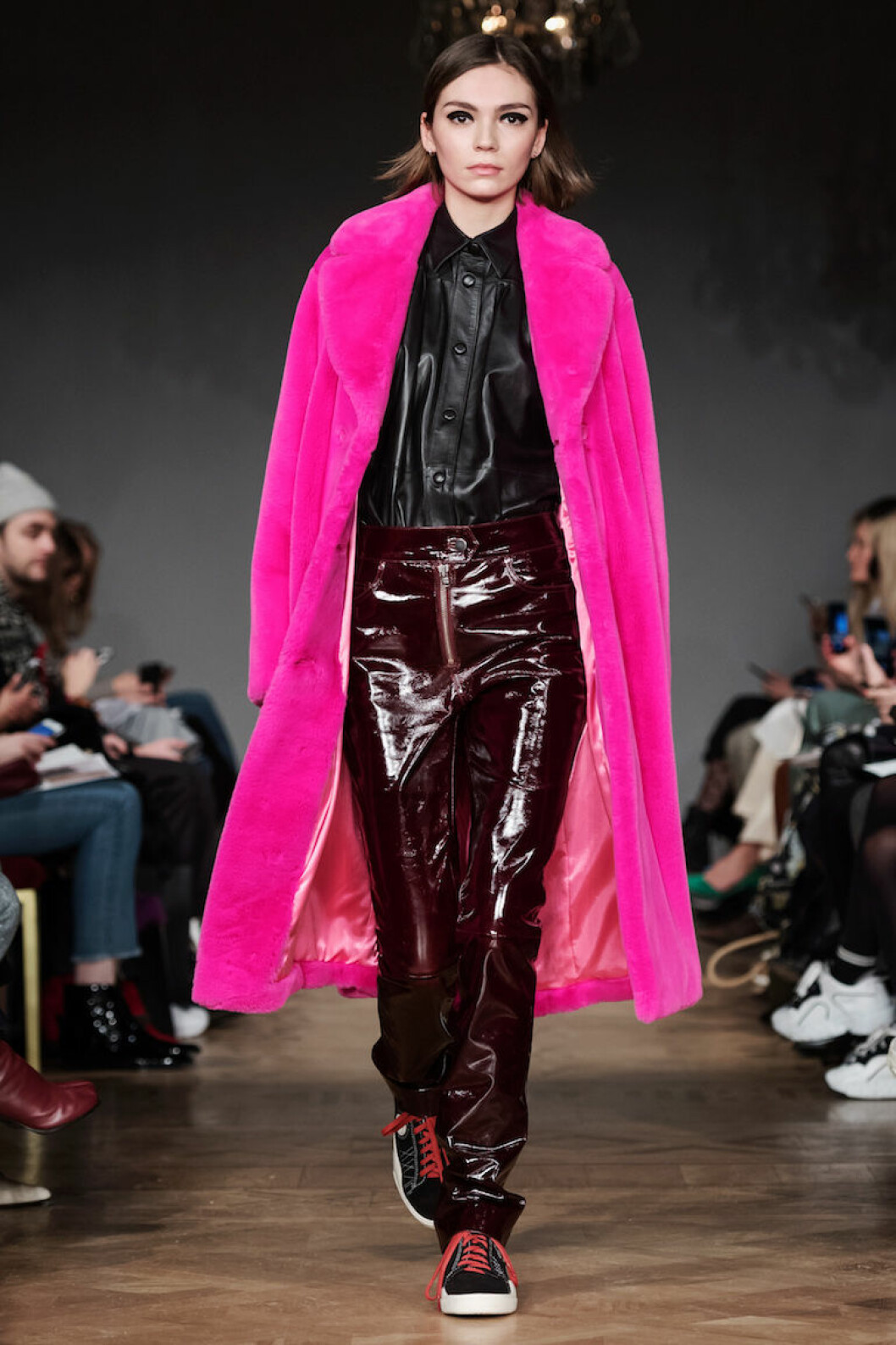 Stand AW18 Skrikrosa fuskpäls från Stand AW18.
