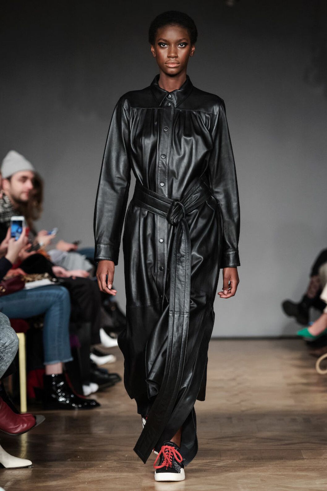 Stand AW18 Klänning i svart lack från Stand AW18.