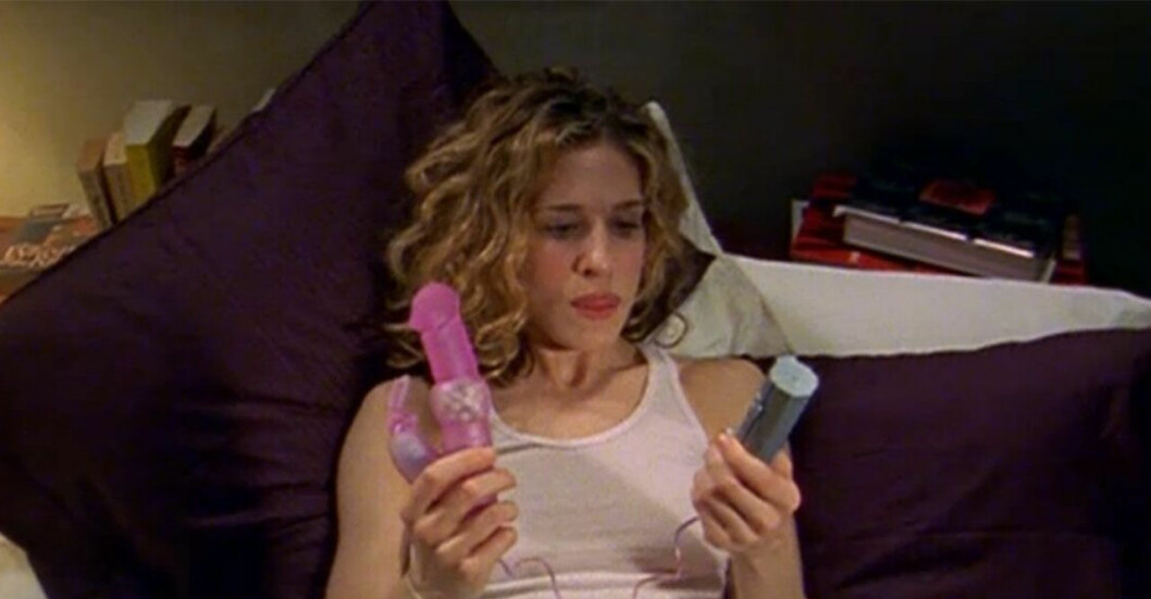 Carrie med en dildo