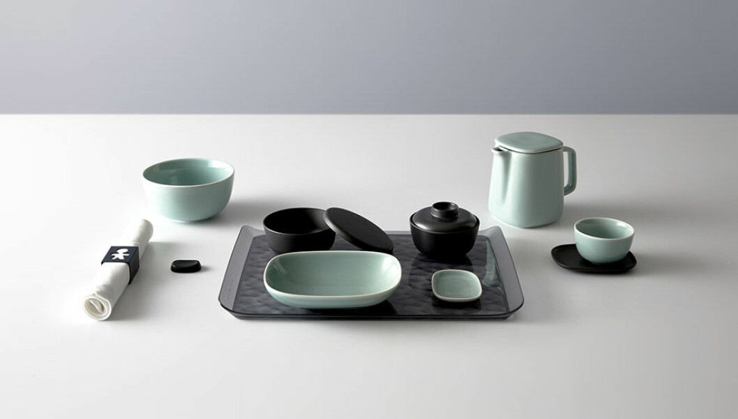 Alessi för Delta Airlines. <span class="s1"><i>Tekanna och bricka i stål, design av Kristiina Lassus, porslinsdelar i vitt, design av Stefano Giovanni</i></span> Foto: Buzz