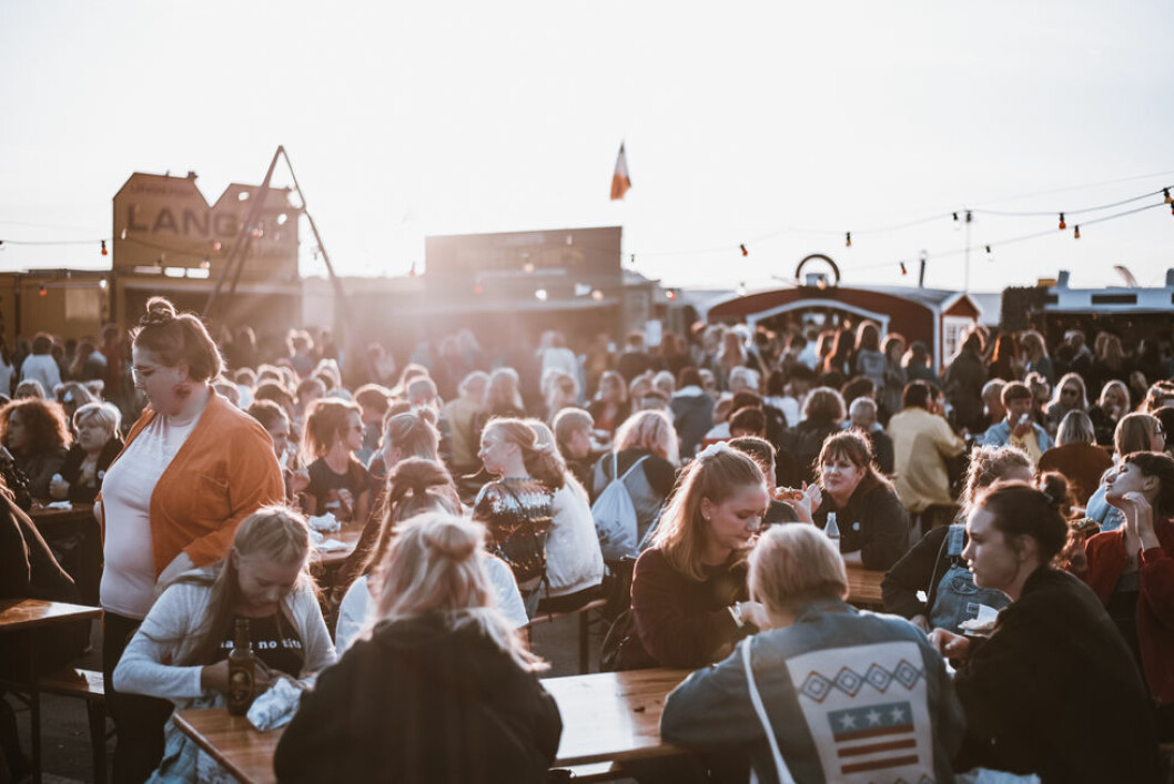 Det är svårt att beskriva stämningen på festivalen. Men så fort jag hade lämnat området för att gå hem genom Göteborgsnatten kom jag på mig själv att skärpa mina sinnen. Jag såg mig över axeln och stängde av musiken i hörlurarna. Först då insåg jag att jag inte hade varit på min vakt på flera timmar. För någonstans kände jag väl att det inte behövdes. Matområdet på Statement festival. Foto: Julia Sixtensson