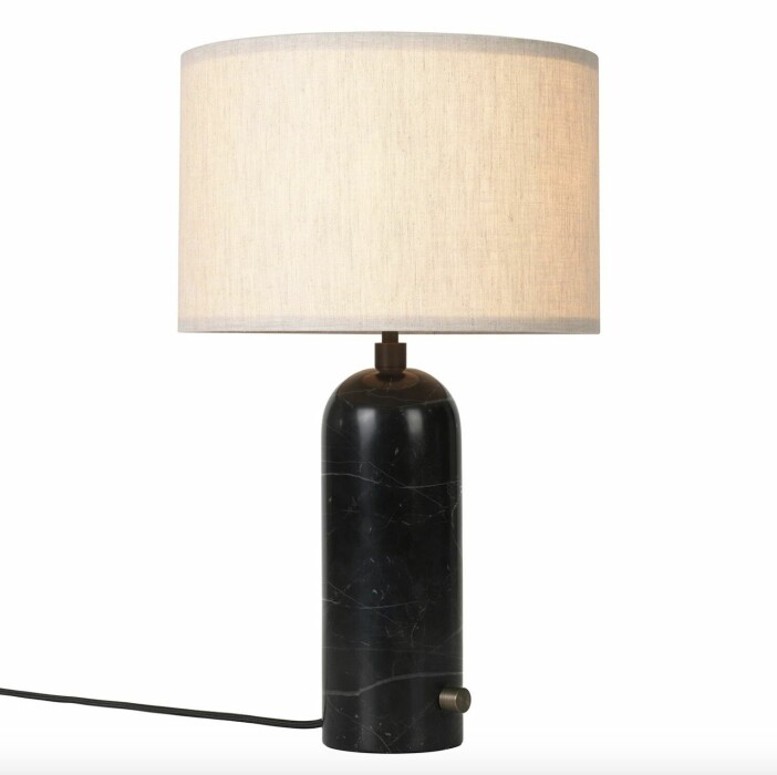 Ståtliga bordslampan Gravity signerad Gubi med en fin kontrast i beige och svart