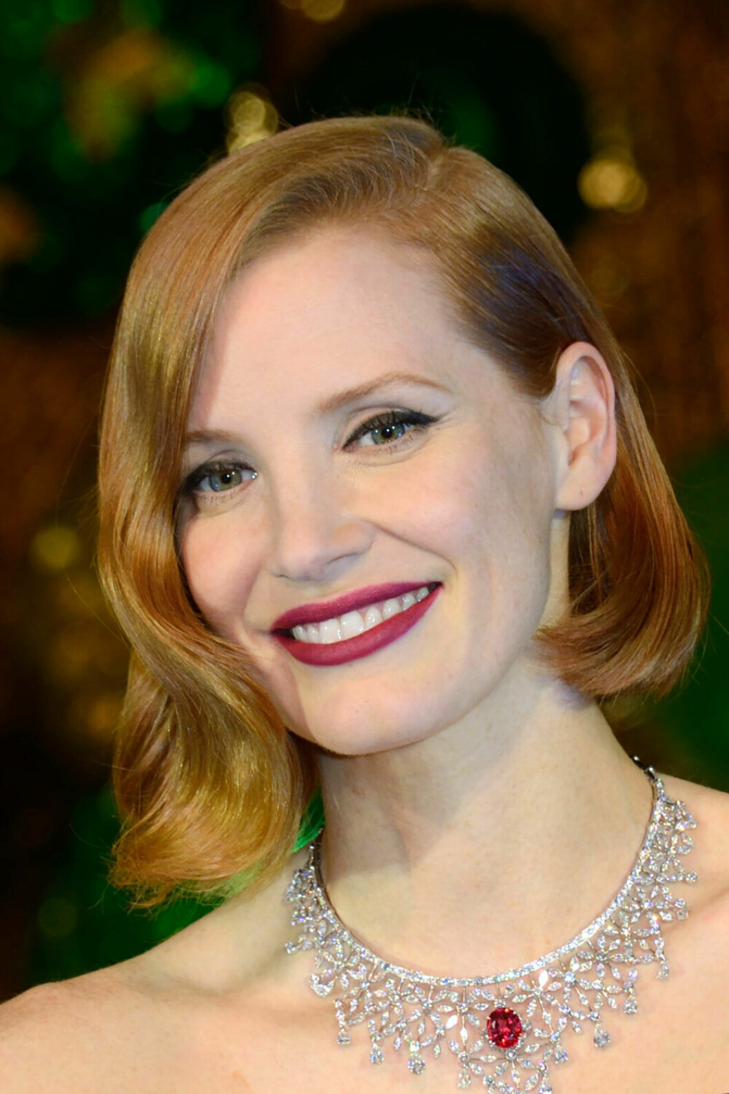 Med signaturrött läppstift och knivskarp bob under en invigning på Galeries Lafayette i Paris i november 2018. Jessica Chastain med röda läppar.