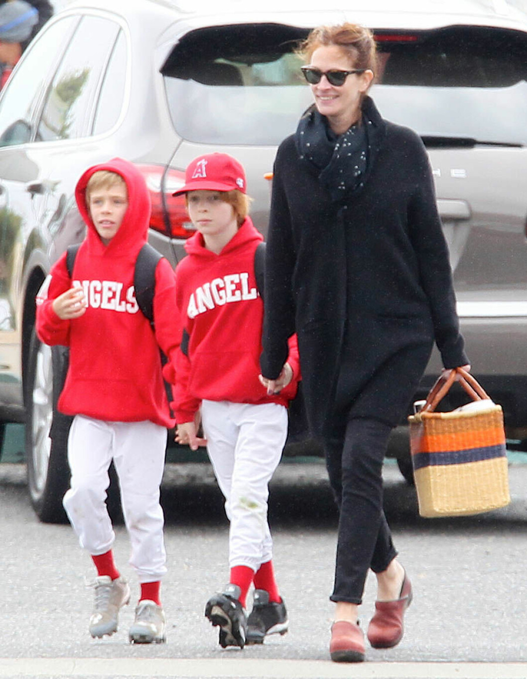 3489156 136178, Julia Roberts and husband Danny Moder watch their children play a baseball game at a park in Malibu. Malibu, California - Saturday April 25, 2015. Photograph: Pedro Andrade, PacificCoastNews. Los Angeles Office: +1 310.822.0419 sales@pacificcoastnews.com FEE MUST BE AGREED PRIOR TO USAGE COPYRIGHT STELLA PICTURES
